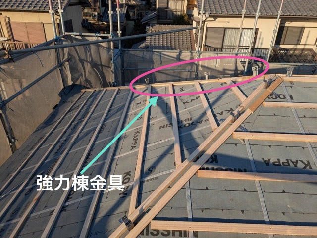 屋根の棟部分に、強力棟金具を設置します