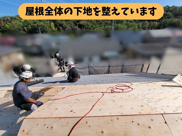 春日井市高座台の屋根葺き替え工事でコンパネ施工を進める職人たち