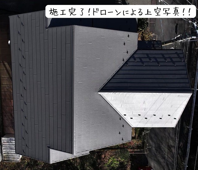 上空から見た可児市大森のお宅の屋根全体写真。スーパーガルテクトでカバー工法が施された屋根はシャープで美しい仕上がり。グレー系の金属屋根が均等に整っており、重ね葺きの特有のフラットな美観が際立っている。