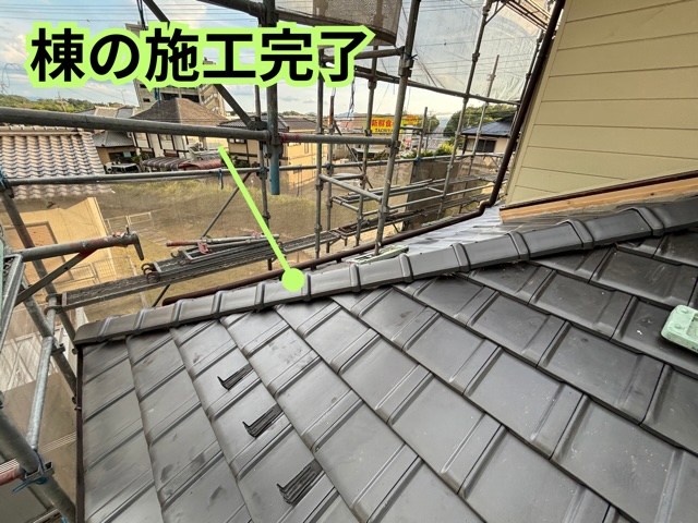 多治見市小名田町にて1階屋根の棟瓦を施工している様子