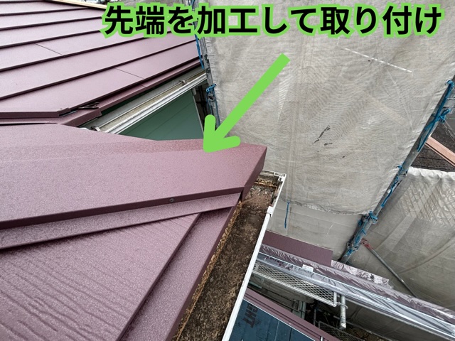 多治見市脇之島町にて棟板金施工の様子
