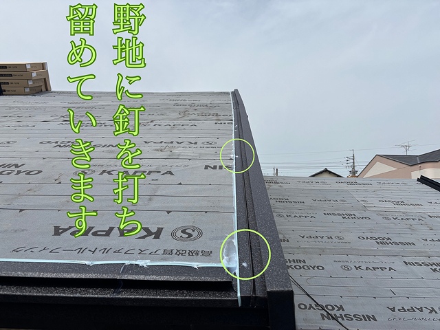 瀬戸市東米泉町にて部材はコンパネ野地に釘で打ち付け取り付けていきます