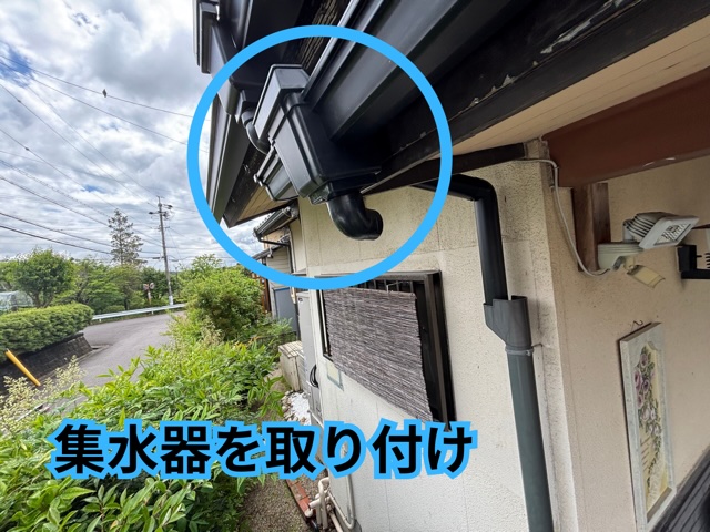 多治見市一ノ倉にて玄関の雨樋交換工事　施工の様子