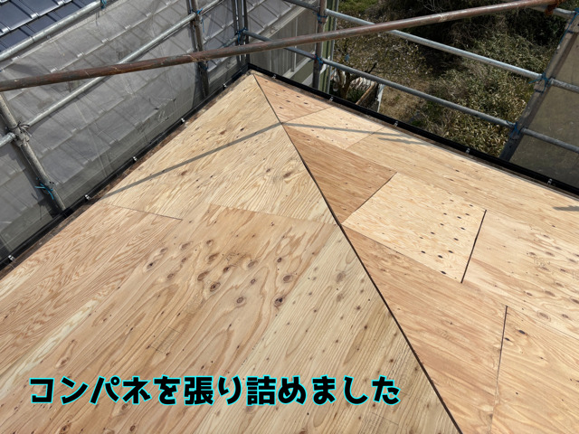 多治見市虎渓山町にて葺き替え工事新しく野地板をはりました