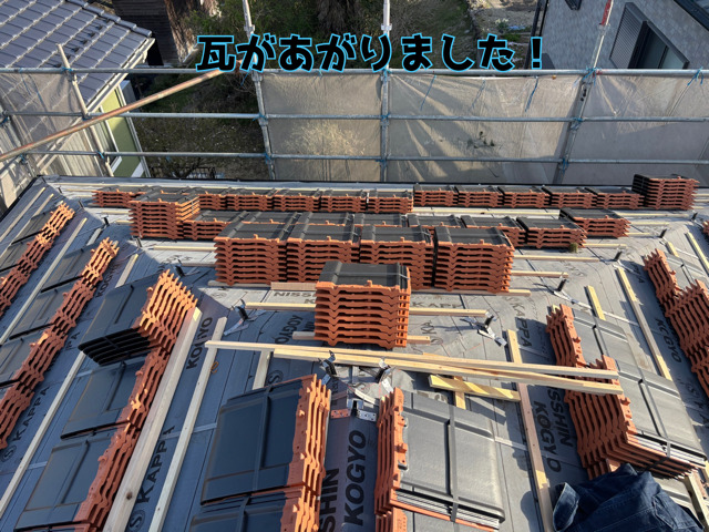 多治見市虎渓山町にて葺き替え工事瓦がすべて屋根の上にあがりました