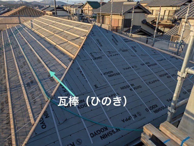 瓦棒の下に、流水テープを張ります