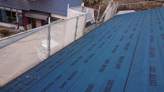 防水シートで雨養生