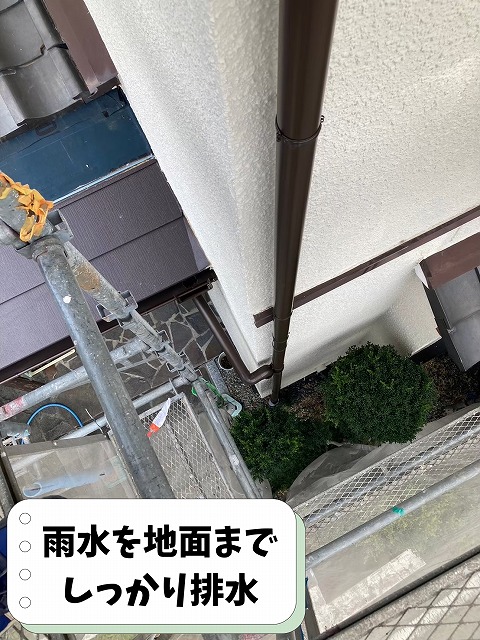 住宅外壁に沿って施工された新しい竪樋と排水部分の様子