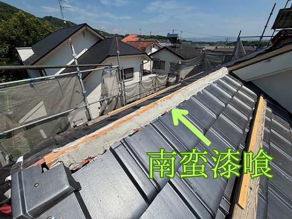 多治見市小名田町にて棟の両サイドに南蛮漆喰を塗っている様子