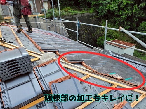多治見市京町 隅棟部の瓦も、加工を施し、水が適切に流れるよう、慎重に固定していきます