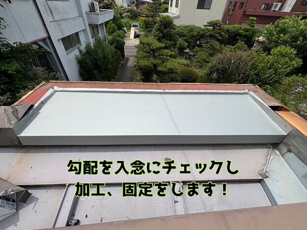 各務原市三ツ池町 何度も入念に、板金屋根の勾配を確認し、しっかり固定します！