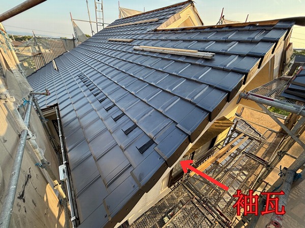 多治見市小名田町にて袖瓦を施工している様子