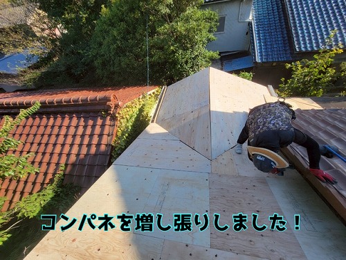 多治見市喜多町 野地板の修正後、コンパネを増し張りしていきます