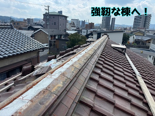 多治見市宮前町 積み上げていく瓦の角度に気をつけて、スムースに雨水が流れるように固定していきます。