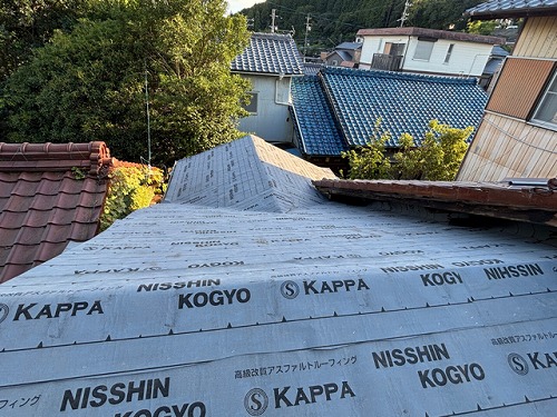 多治見市喜多町 コンパネを張り終え、防水シートの、改質アスファルトルーフィングを張ります