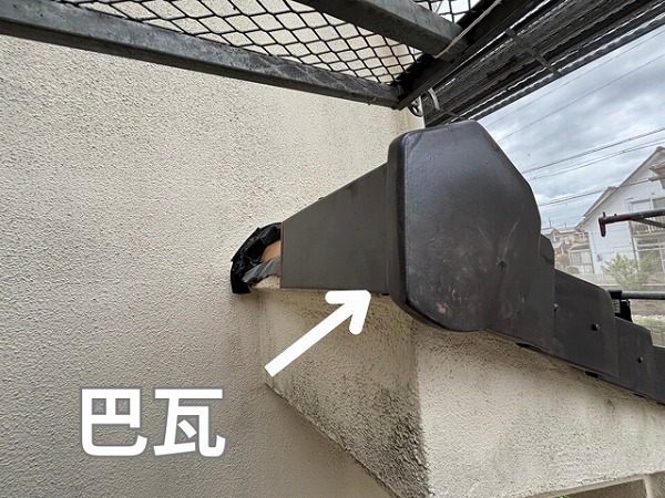 多治見市小名田町にて片流れ棟の巴瓦を施工中の様子