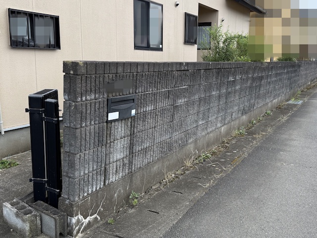 傾いた下野市のブロック積の塀
