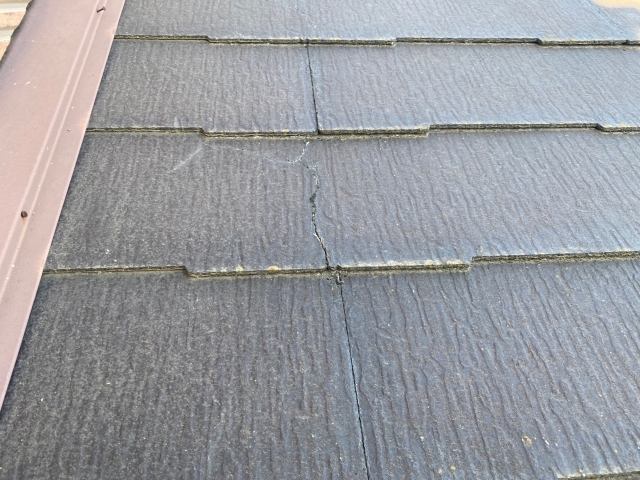 下屋根のひび割れ2