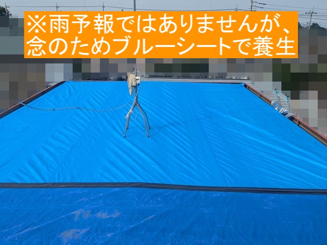 ブルーシートで養生した葺き替え途中の小山市の屋根