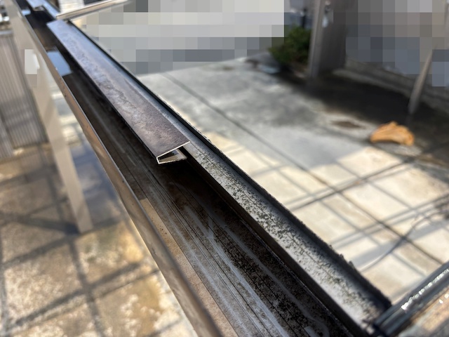 きれいに泥が取り除かれ詰りが解消した車庫の雨樋