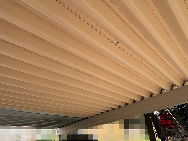 裏ポリがついて結露対策にもなる折板屋根