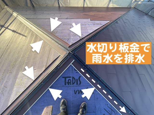下野市 雨漏りで下地が腐った屋根の屋根カバー工事 屋根材敷設作業の写真