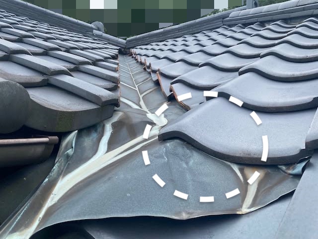 栃木市　雨漏りした谷板金を交換　施工前の写真