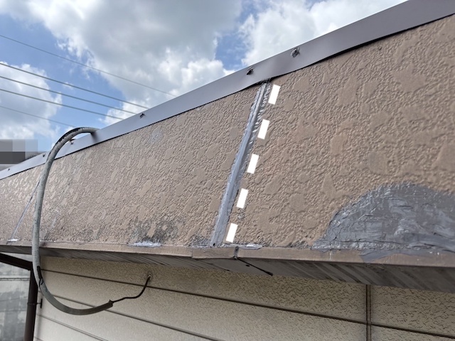 小山市　笠木板金増設工事でサイディングジョイント部シーリング後の写真