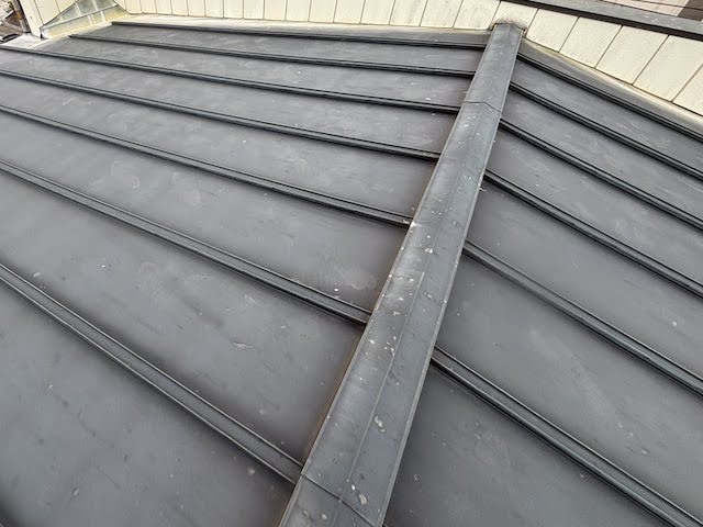 結城市　銅板製瓦棒屋根を解体して部分修繕　施工前の写真