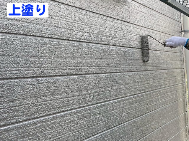 古河市　屋根工事をきっかけに足場を活用して外壁塗装　上塗り作業の写真　