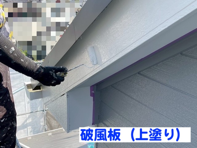 古河市　屋根工事をきっかけに足場を活用して外壁塗装　木部上塗り作業の写真　