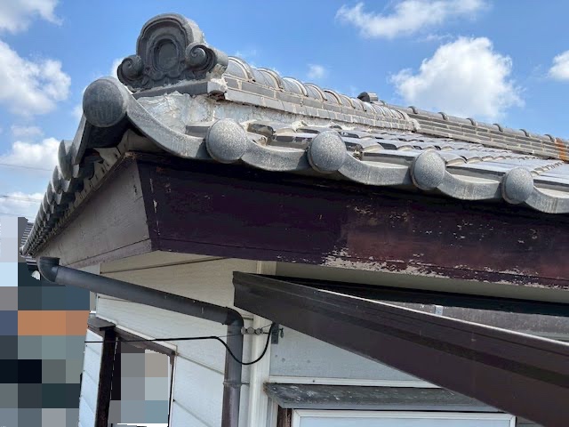 結城市　すすけた木製破風板への板金巻き工事　施工前の写真