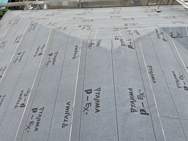 新たな防水紙は高耐久の改質アスファルトルーフィング