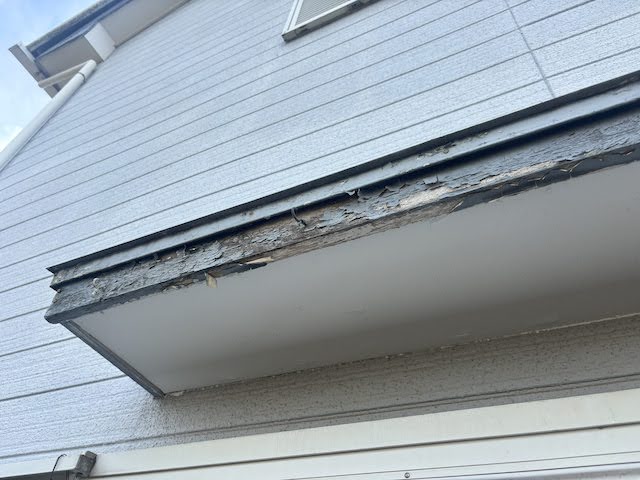 古河市　屋根工事をきっかけに足場を活用して外壁塗装　霧除け施工前の写真　