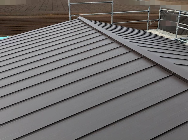 セメント瓦から軽量のガルバリウム鋼板へ葺き替えられた納屋