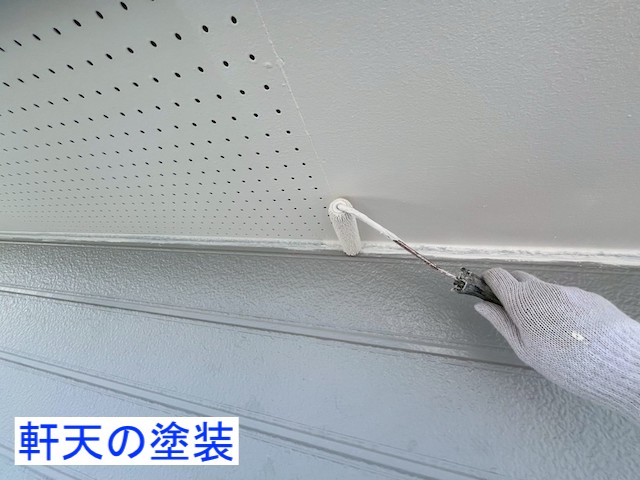 仕上げ塗りを実施している下野市の軒天
