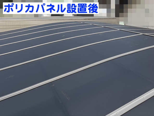 グレースモークのポリカパネルが設置された車庫屋根