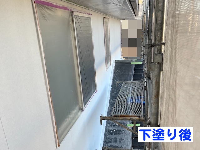 結城市 屋根工事にあわせて外壁塗装 外壁下塗り後の写真