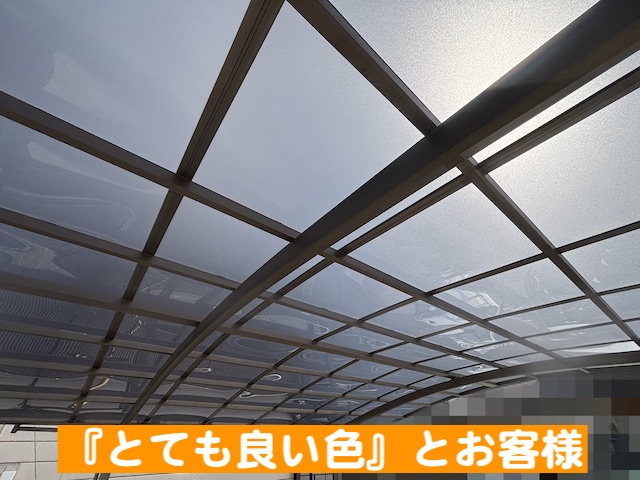 グレースモークのポリカパネルの取り付けが完了した小山市の車庫屋根