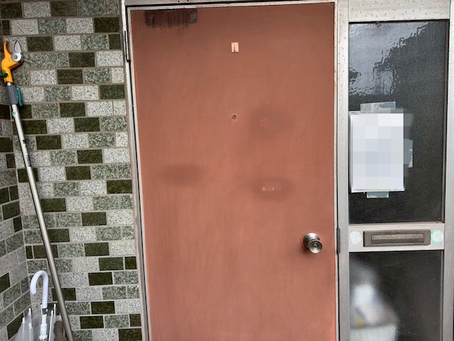 経年ですすけた玄関扉