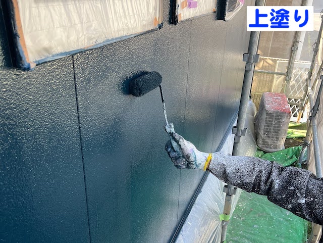 結城市　屋根工事にあわせて外壁塗装　外壁上塗り作業の写真