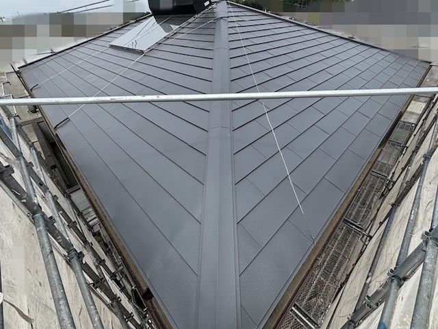 屋根カバー工法が完了した下野市の寄棟屋根