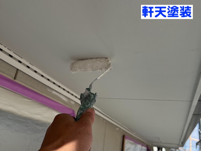 結城市　屋根工事にあわせて外壁塗装　軒天塗装作業の写真
