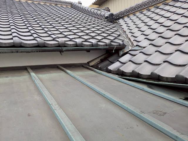 結城市　縁側屋根をガルバリウム立平葺きで張り替え　施工前の写真