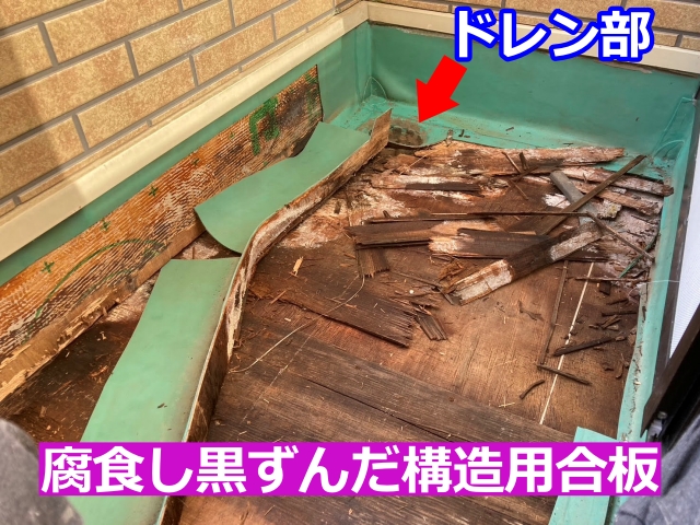 腐食し黒ずんだ構造用合板