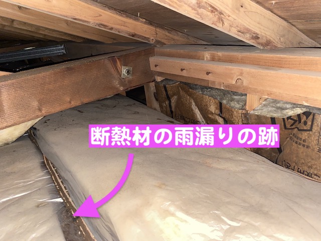 小山市　雨漏りするスレート屋根を調査　天井裏の写真
