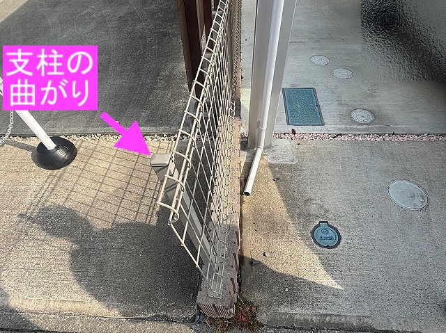 支柱ごと曲がった境界線フェンス