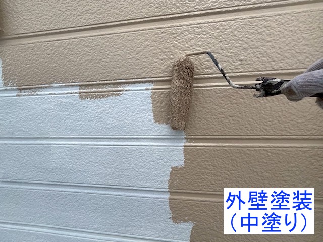 下塗り乾燥後の中塗り作業