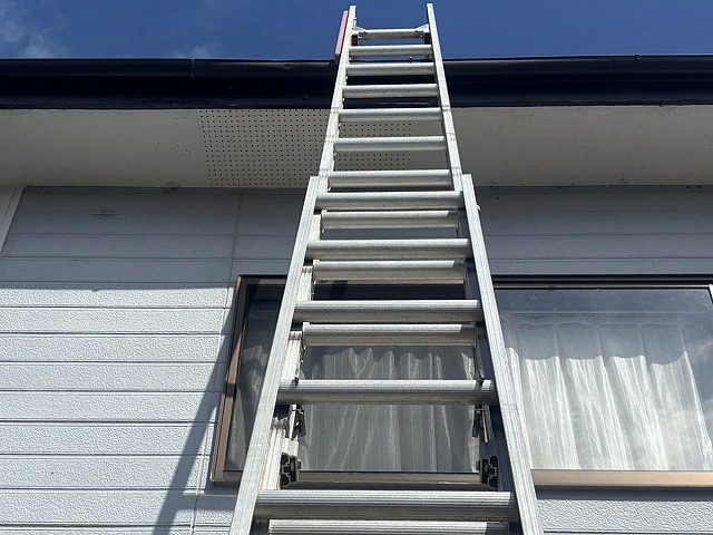 二階の屋根の上がるための梯子
