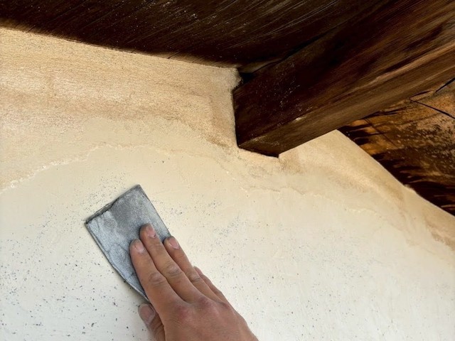 剥がれた漆喰壁部をパテ補修